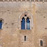 ...si aprono delle eleganti bifore che illuminano i saloni del piano nobile sovrastante. Sono originali, realizzate in epoca sveva